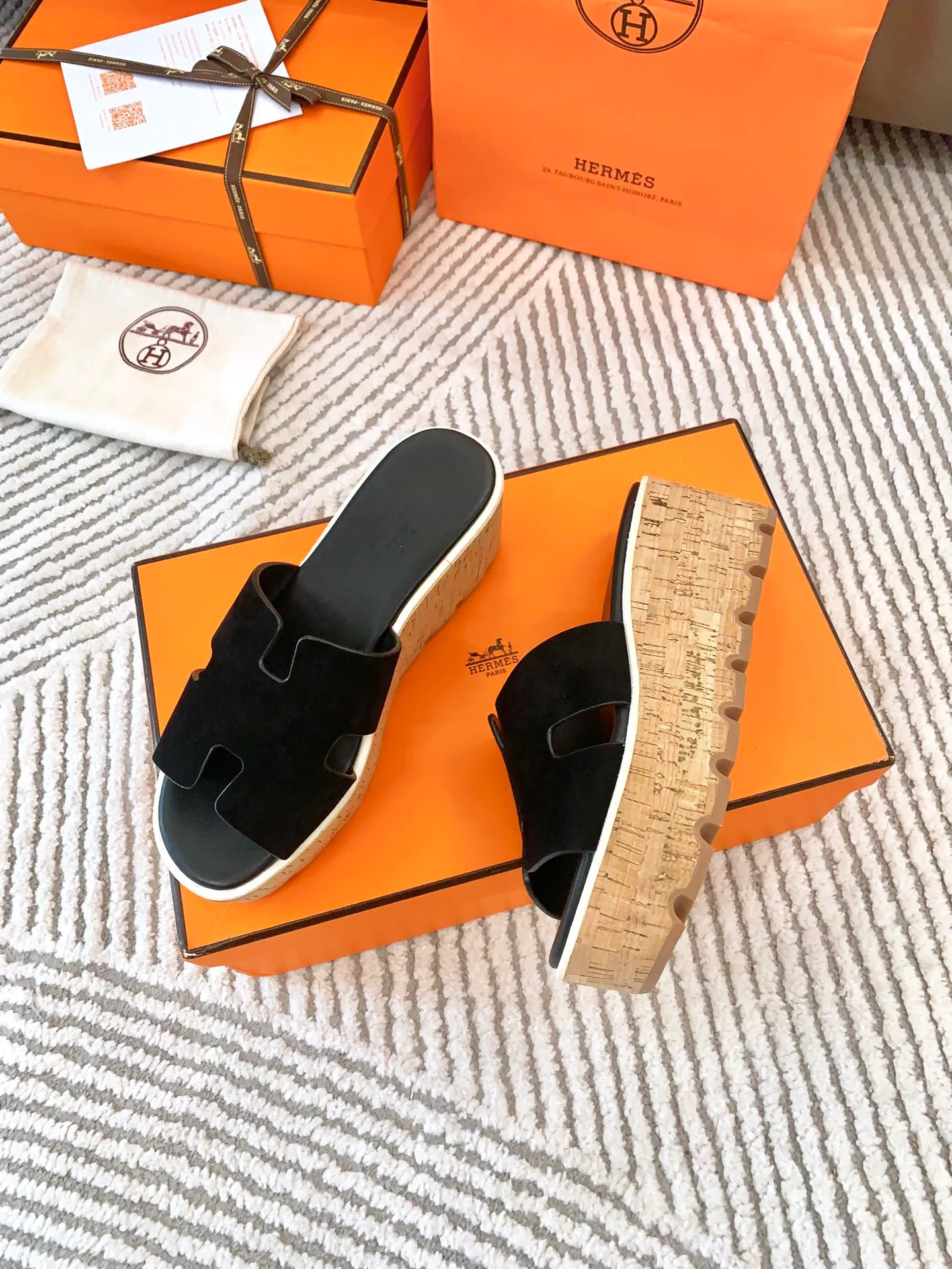 👟👟Ex-factory price 500👟👟 Peak enamel is made by hand, supreme purchasing agent level! Hermes spring and summer new slippers, high-end customization, exclusive products, the highest version in the industry, authentic mold opening and customization, laminating technology, heavy investment in development of a fully matched steel mold, perfect authentic version of the logo, exclusive correct version of the original font, Italian original calfskin cut upper, non-slip rubber outsole, lining: foot pads, pure imported Italian mixed breed, environmentally friendly goatskin, genuine leather welt, original packaging size: 34~41 (34.40. 41) Customized-no returns or exchanges